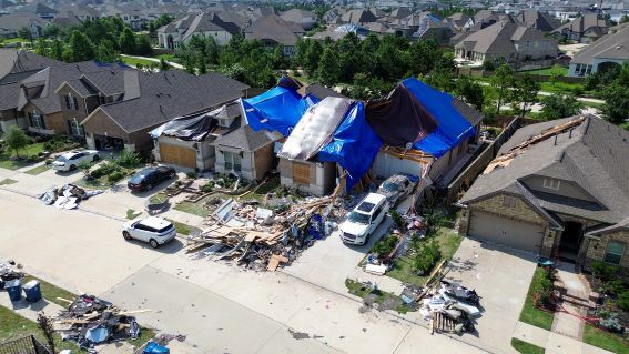 serie je postavena na osobnich svedectvich a autentickych zaberech